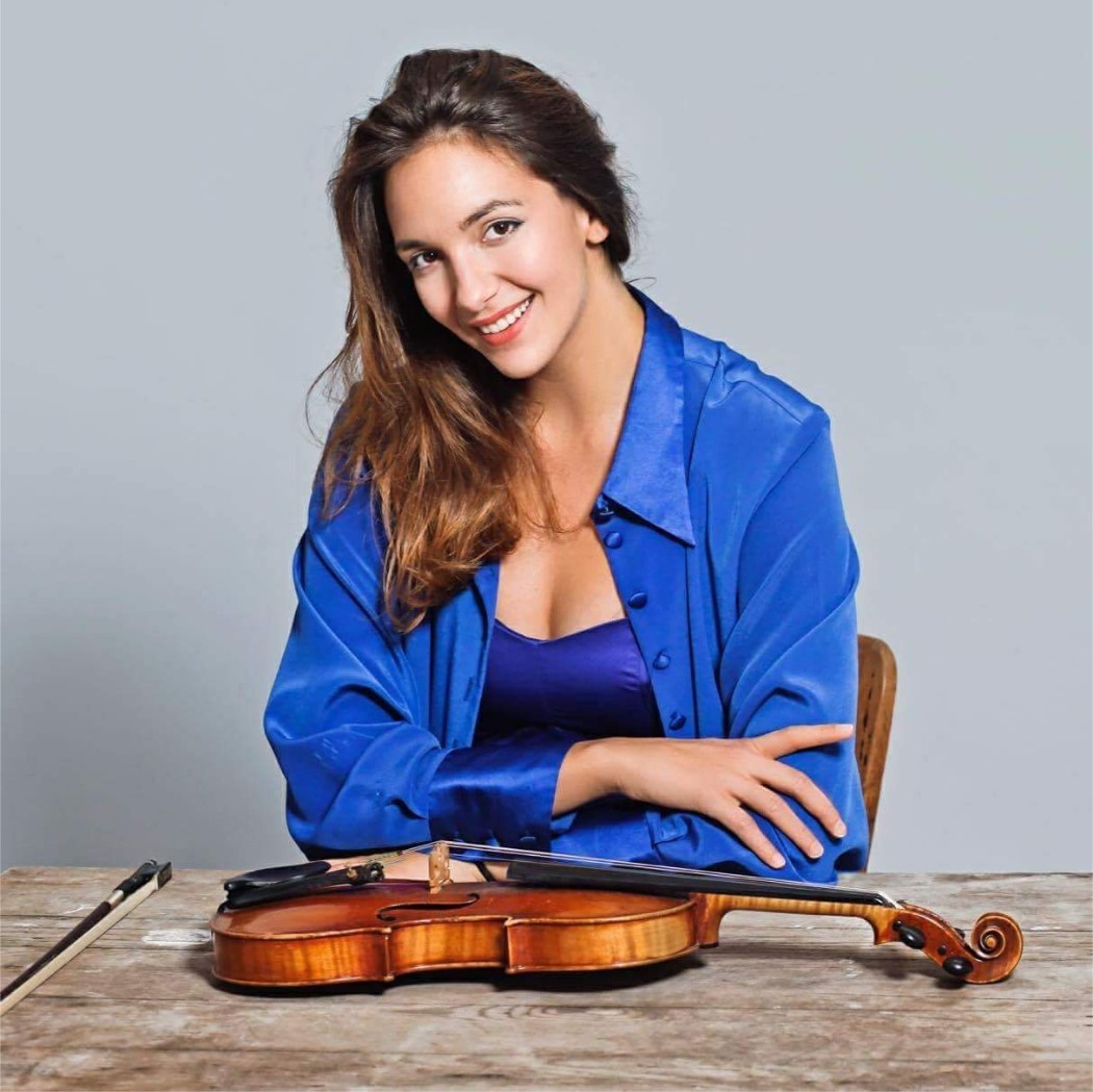 Jovana plays the violin on stage